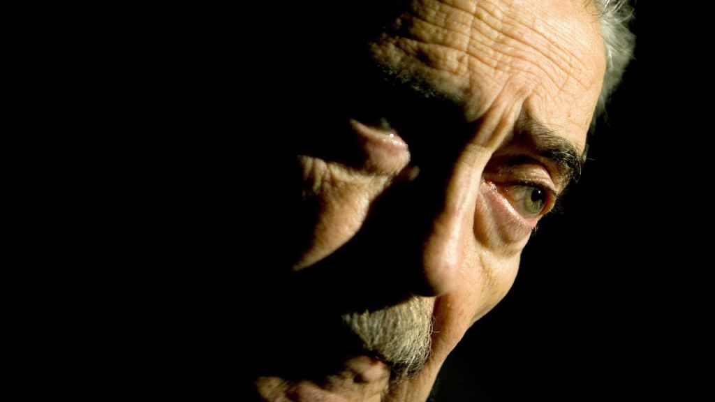 Poesía: Juan Gelman – Viendo a la gente andar, ponerse el&nbsp;traje